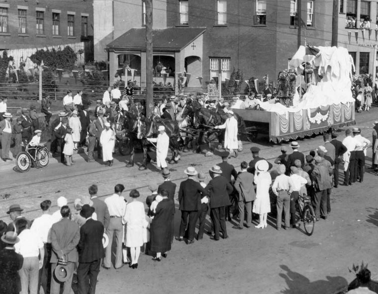 The "Arctic Discovery" float in the Historical Pageant, 1927