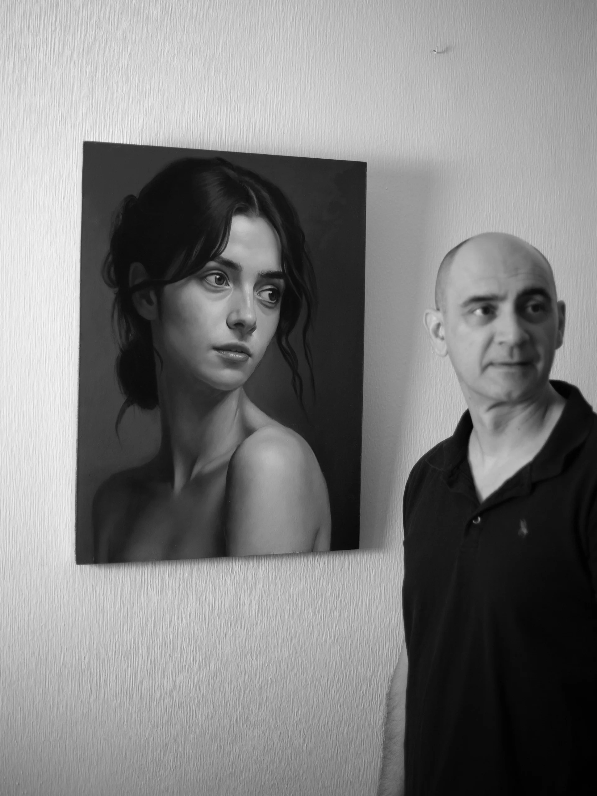 El autor junto a su obra