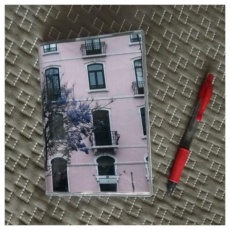 El tamaño es 14x10,5 cm.