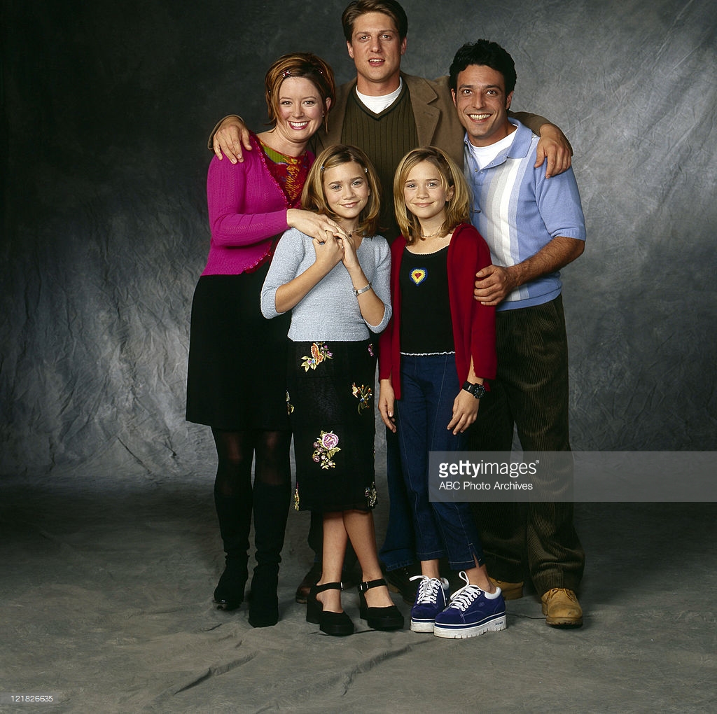 TWO OF A KIND - Cast Gallery - Shoot Date: October 26, 1998. (Photo by ABC Photo Archives/ABC via Getty Images)FRONT: ASHLEY OLSEN;MARY-KATE OLSEN BACKGROUND: SALLY WHEELER;CHRISTOPHER SIEBER;DAVID VALCIN