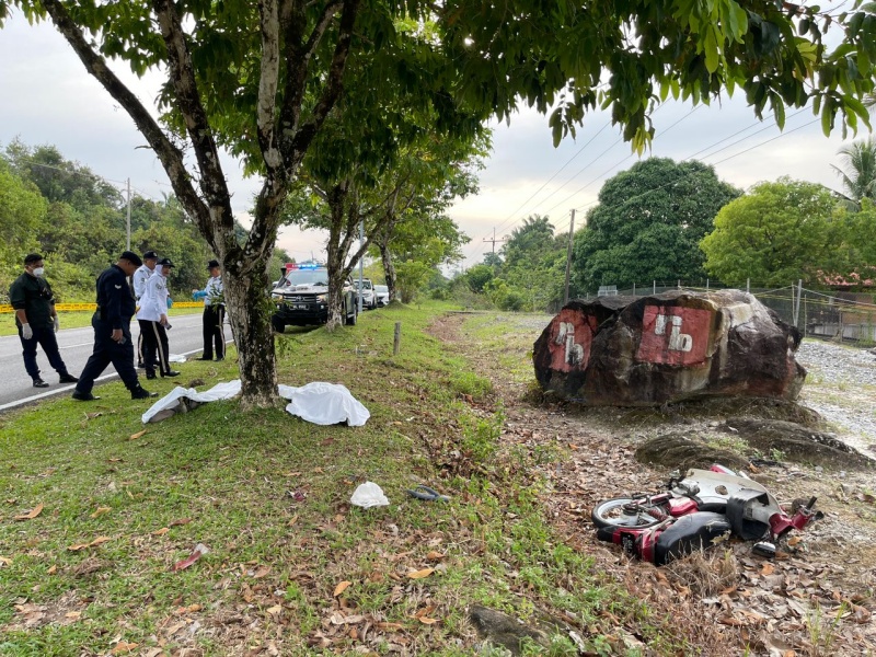 2 men killed after motorcycle crashes into tree along Jalan Sultan ...