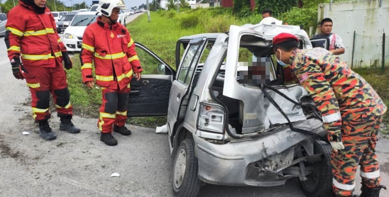 61yo driver injured following 3-vehicle collision along Jalan Stephen Yong in Batu Kawa