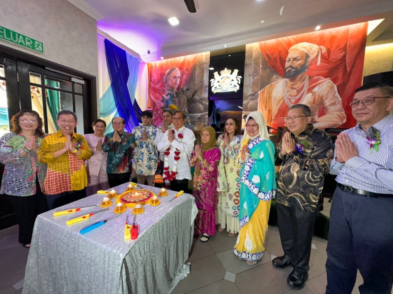 Premier, wife attend Deepavali luncheon hosted by temple committee president