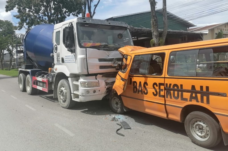 Secondary school student, van driver injured in two-vehicle collision along Jalan Tenaga in Kuching