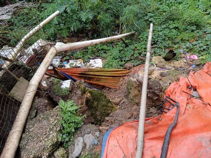 Four doors of Sibat longhouse in Betong at risk of collapsing after landslide