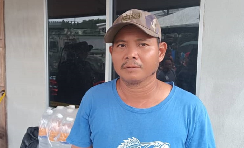 Devastated father mourns loss of teenage son despite frantic efforts to rescue him after boat sinks in Sungai Kayan