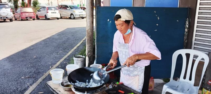 Kenyalang Park Market early birds stop by vendor Chang’s stall for fried noodles prepared with ‘good heart’.