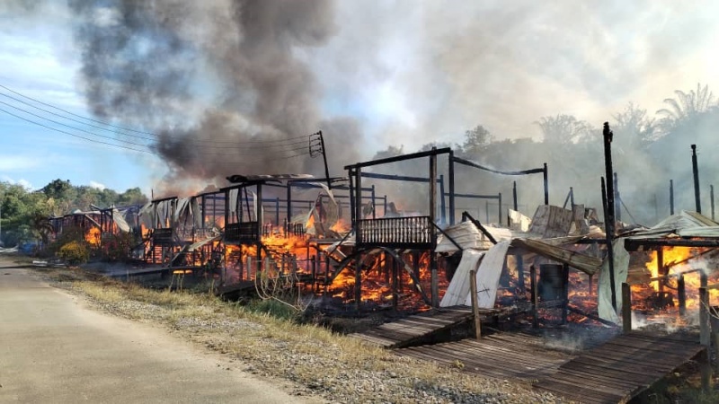 350 homeless after fire razes 23-door Rh Nura in Bintulu