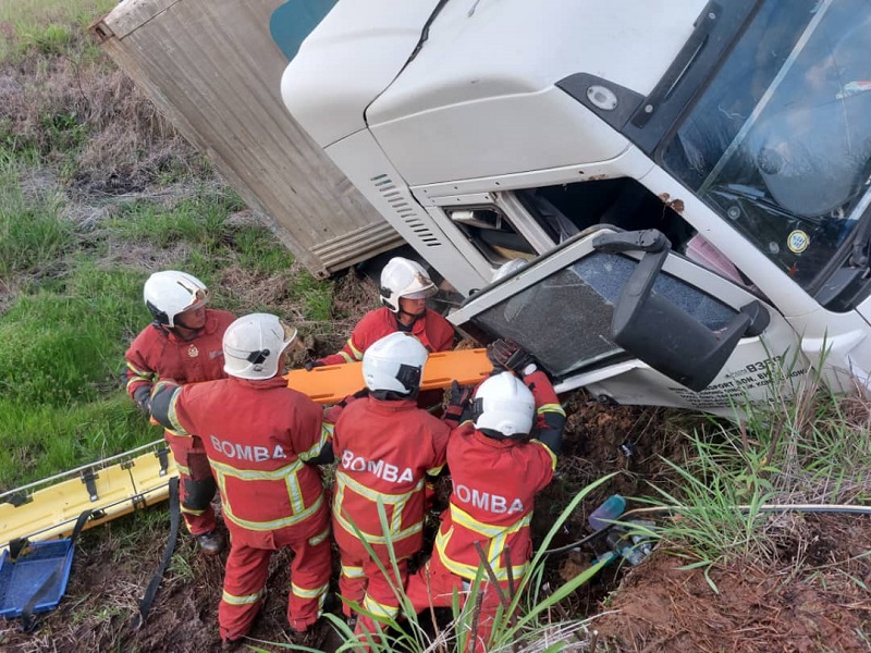 40yo driver injured after container lorry crashes near SK Batu 18 on Bintulu-Miri Road