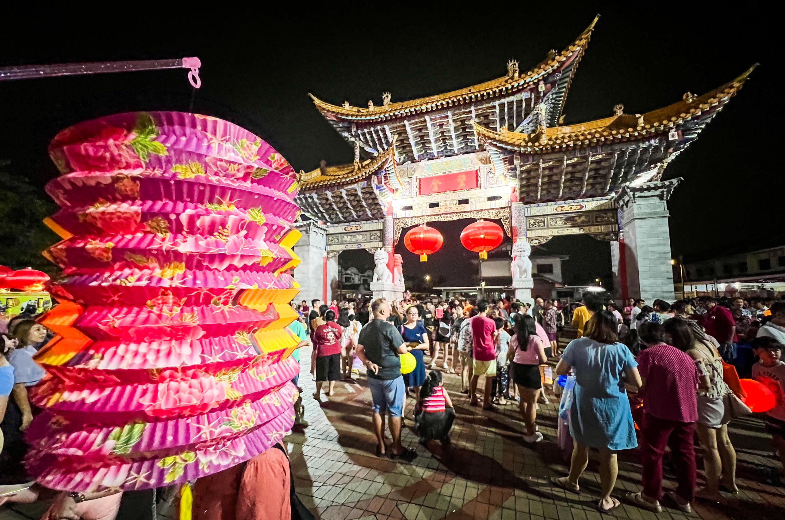 [VIDEO] Over 1,000 attend Mooncake Festival, illuminating Malaysia-China Friendship Park with lanterns