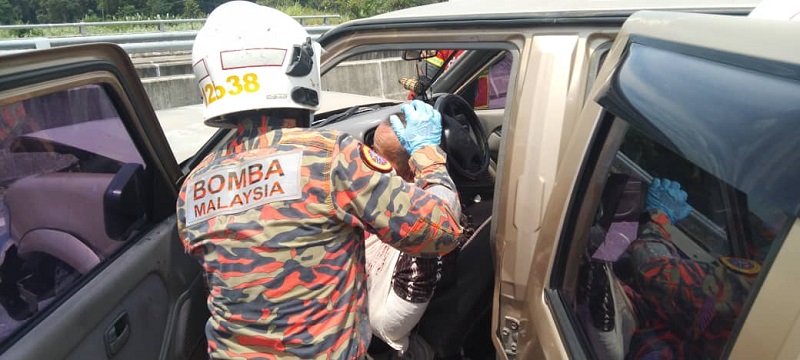 2 elderly passengers injured in 4WD crash along Jalan Bau-Lundu