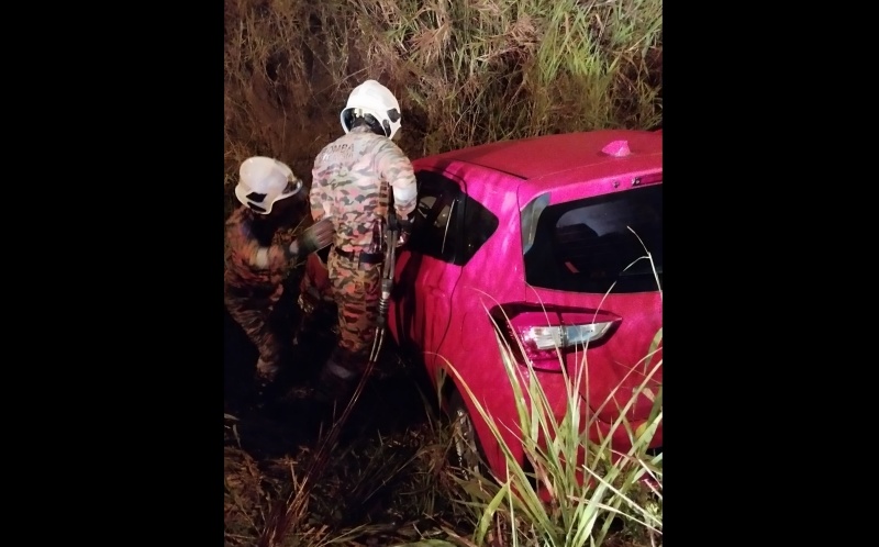 2 injured after car plunges into ravine in Sematan