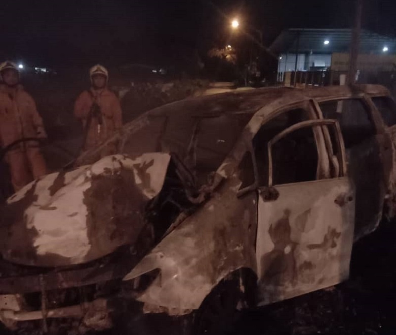 37yo woman sustains minor injuries after car catches fire at 9th Mile, Siburan
