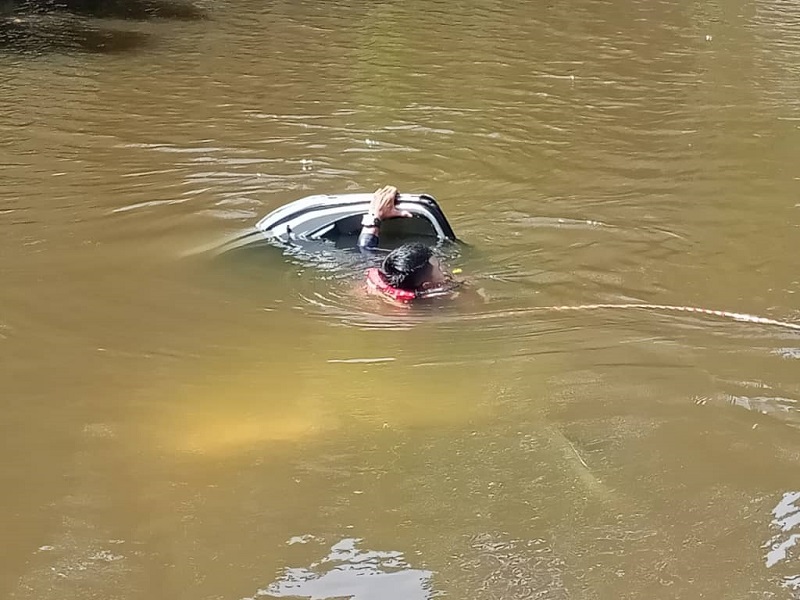 3 students from SK Agama dead, 9yo boy in critical condition after car plunges into river in Lawas