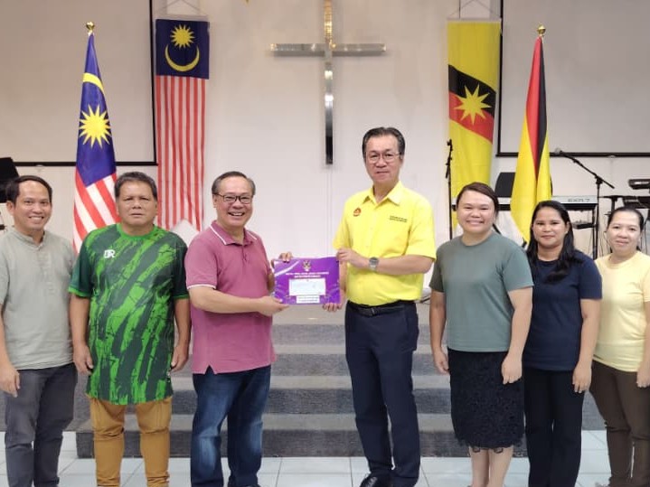 Kota Sentosa rep blasts Umno bigwig over Catholic ‘joke’, delivers RM100k grant to local church