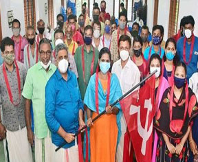 അയിരൂരില്‍ ആര്‍എസ്എസ് ബന്ധം ഉപേക്ഷിച്ച് അന്‍പത്തി മൂന്ന് പേര്‍ സിപിഐഎംല്‍ ചേര്‍ന്നു