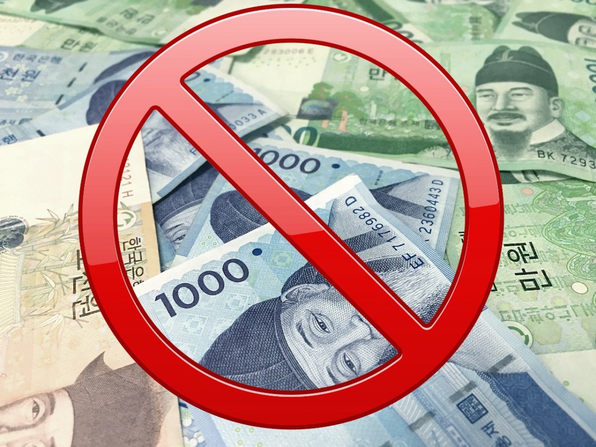 Korean bills behind a red circle with a line through it, indicating people can get help with English copy in Korea for free from DC CopyPro