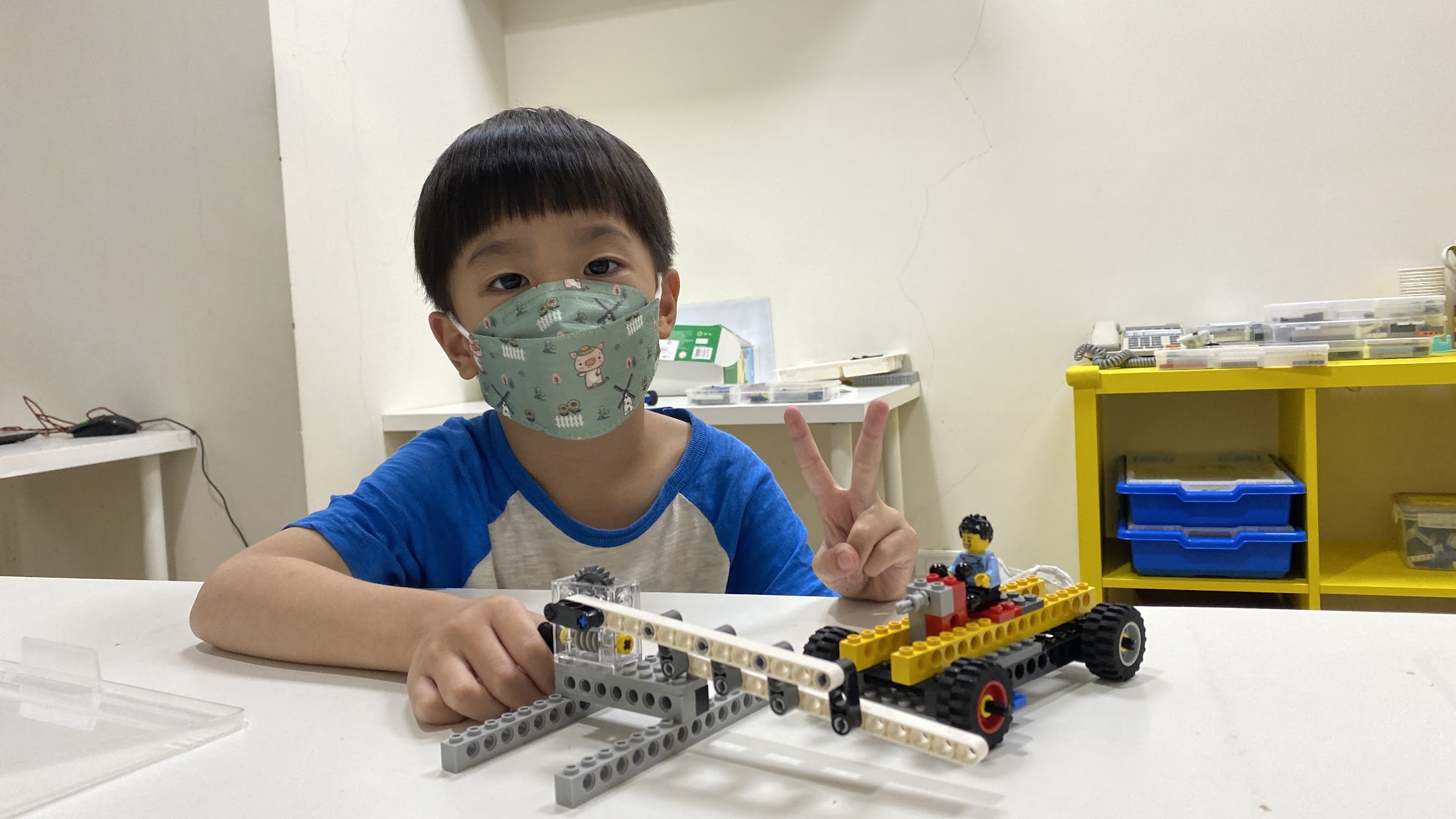 孩子展示以 LEGO 製作的動力機械作品