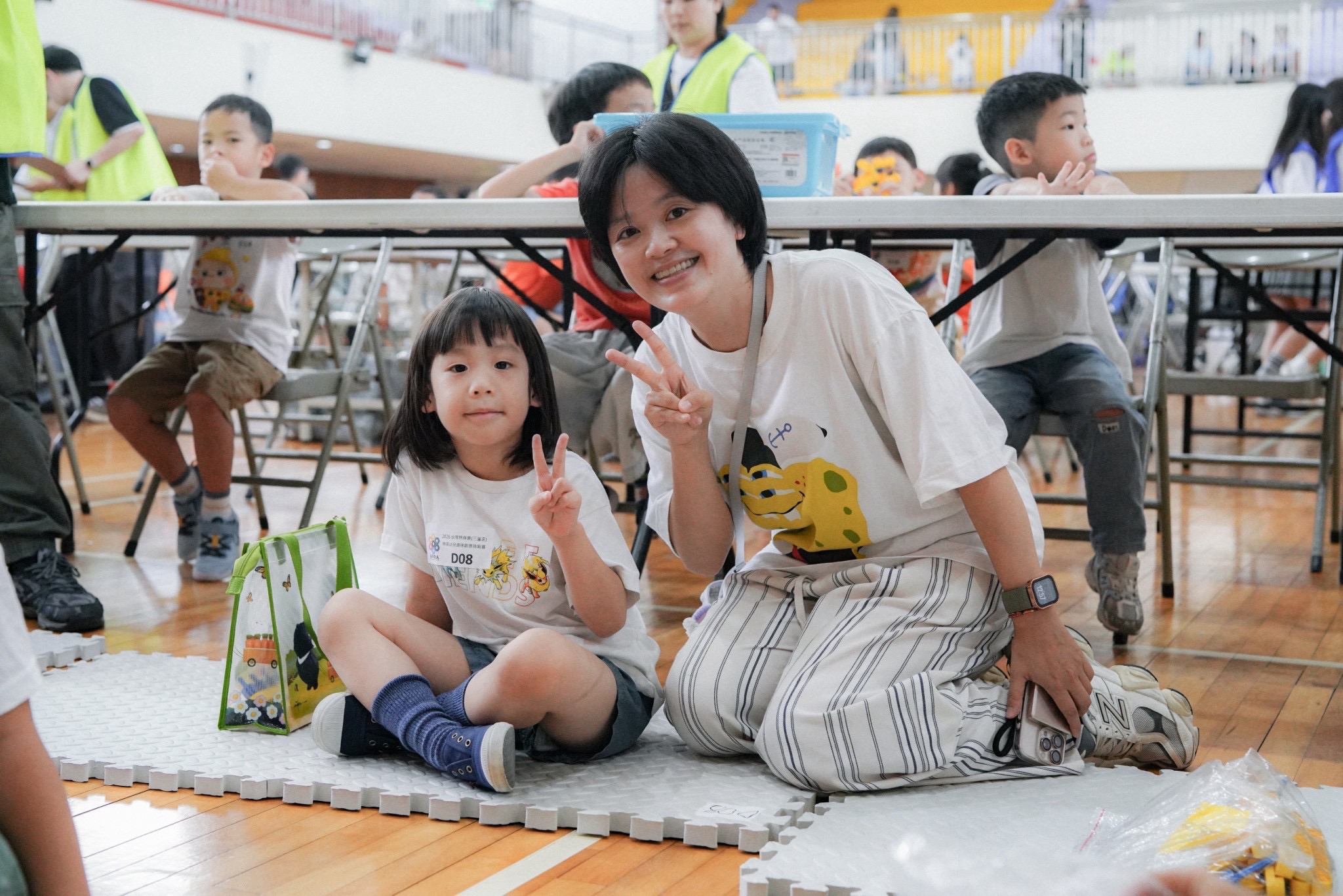 夢想機器人教室幼兒老師與參賽學生在 APRA 活動現場合照
