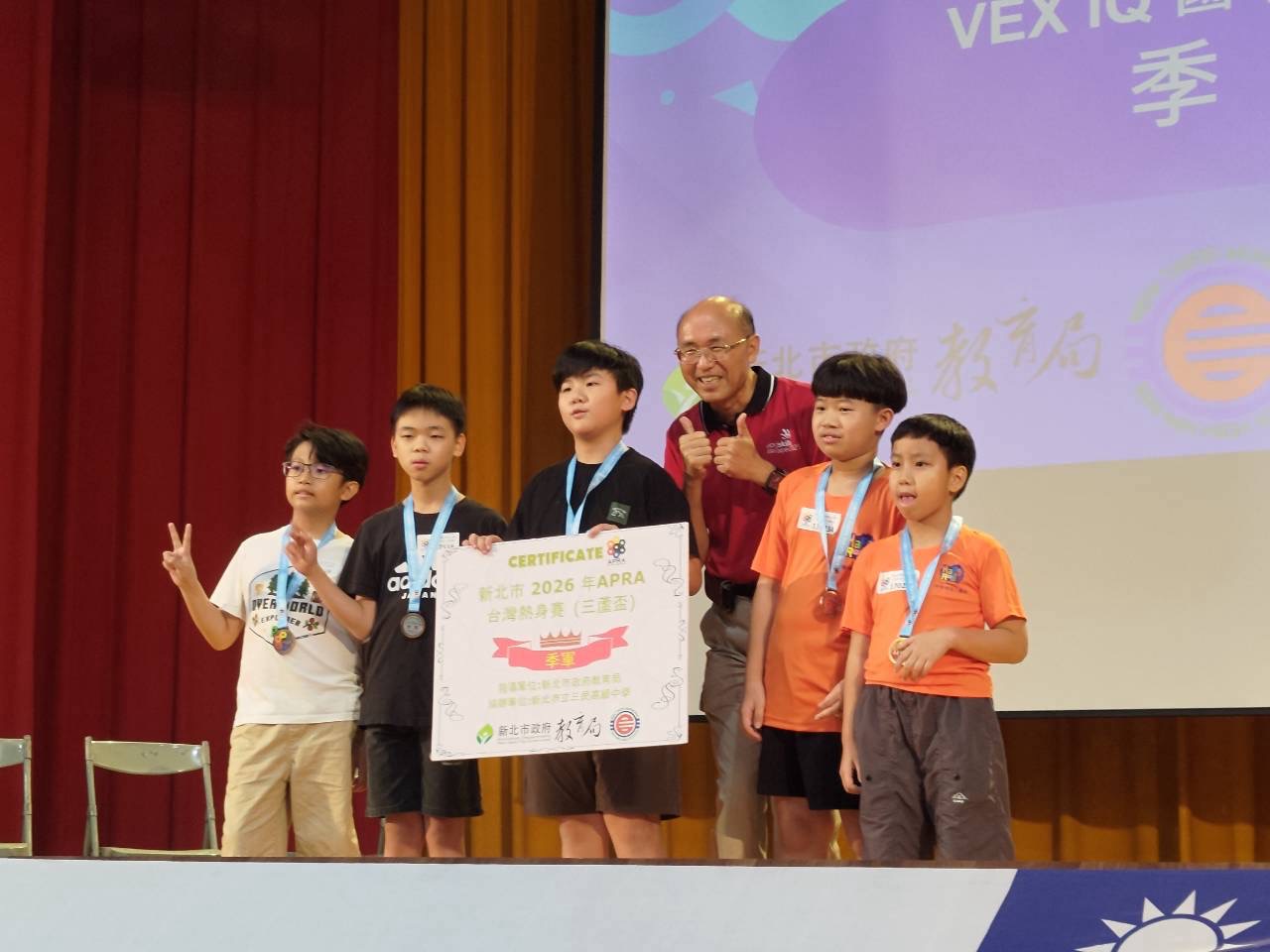 VEX IQ 國中小專題賽季軍團隊合照