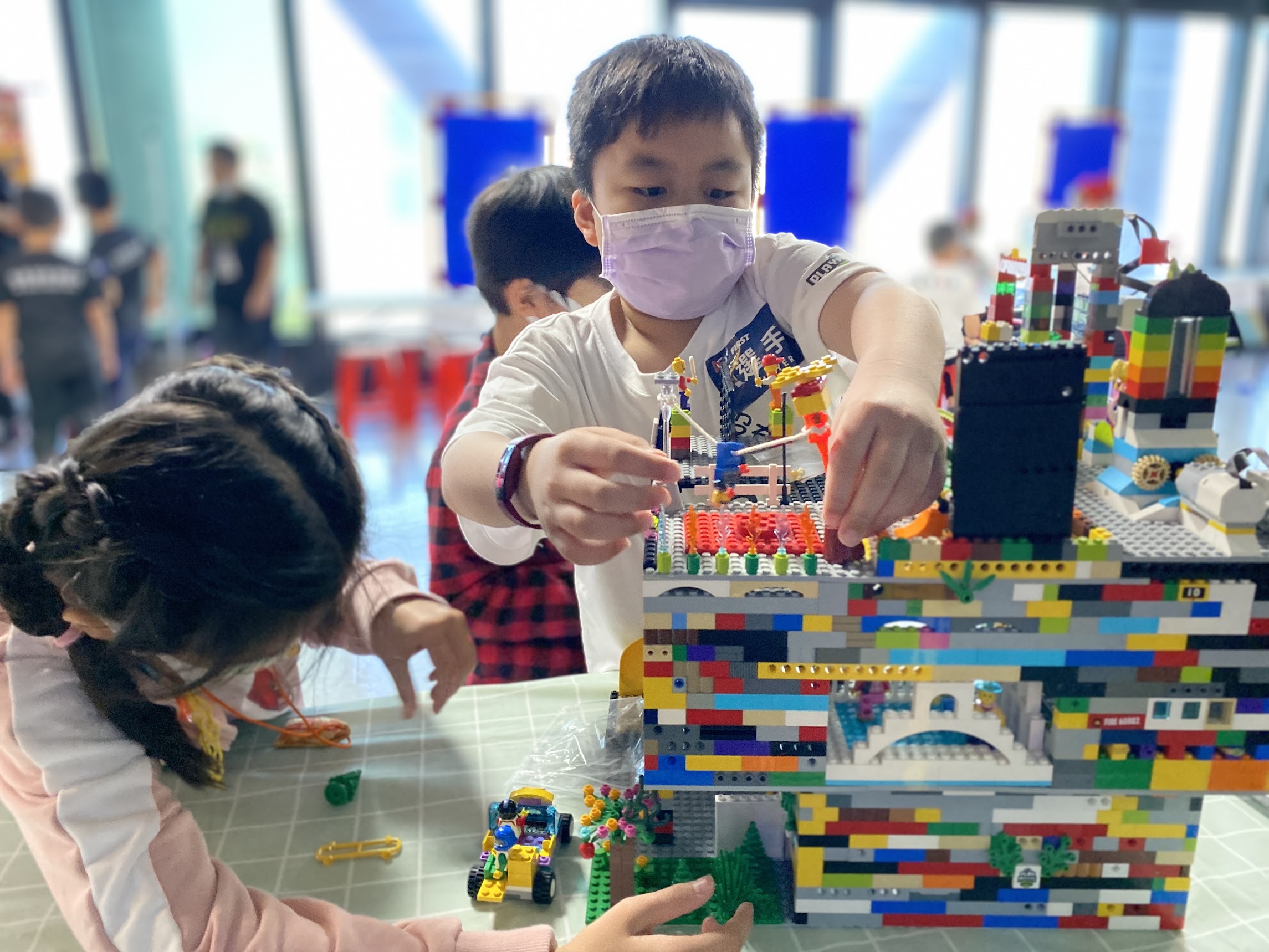 孩子在 FLL Explore 現場共同完成主題 LEGO 作品