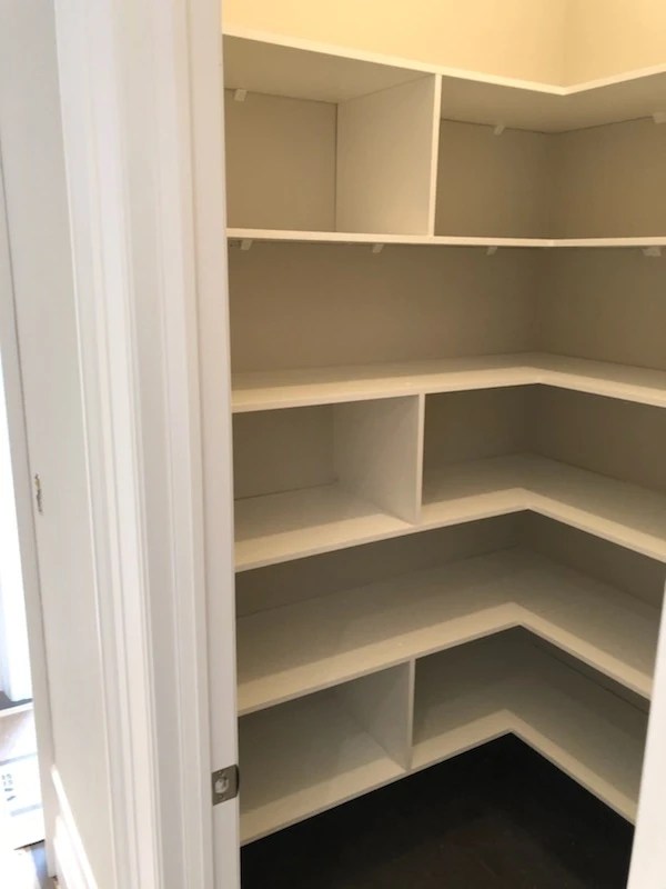 walk-in closet Linen2