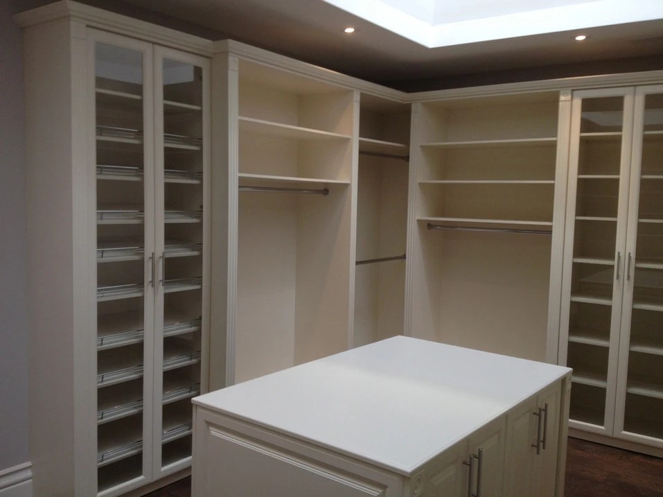 Master walk-in Profiled Fronts Glass doors 16 Drawer Island