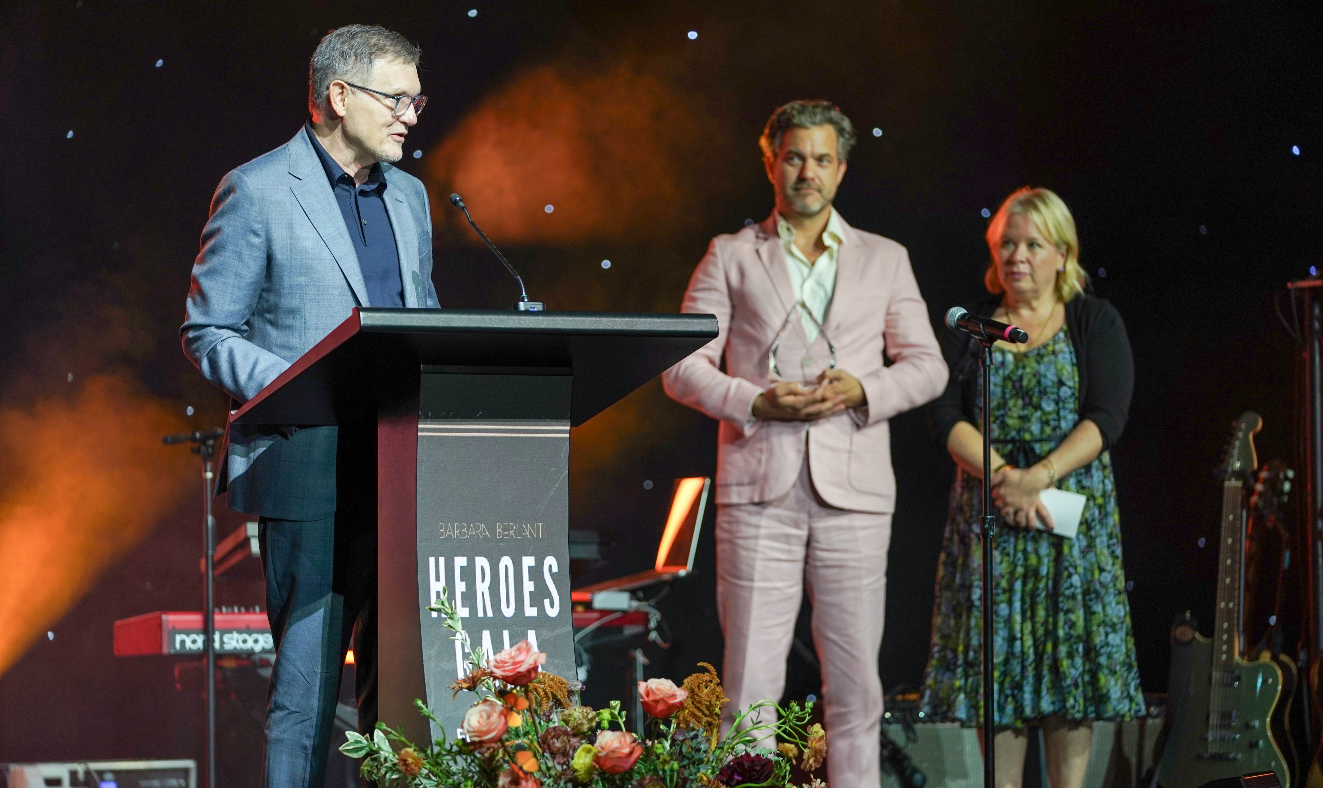 James Van Der Beek Remembered In Tearful ‘Dawson’s Creek’ Reunion At Greg Berlanti’s Heroes Gala That Also Honored Katherine LaNasa James Van Der Beek Remembered In Tearful ‘Dawson’s Creek’ Reunion At Greg Berlanti’s Heroes Gala That Also Honored Katherine LaNasa