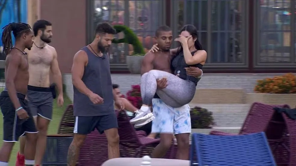 Isabelle sente mal-estar e recebe apoio dos brothers (Foto: Reprodução/Globo)