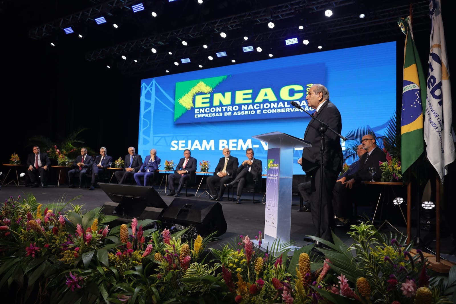 Presidente da CNC, José Roberto Tadros, recebe homenagem da Febrac (Foto: divulgação)