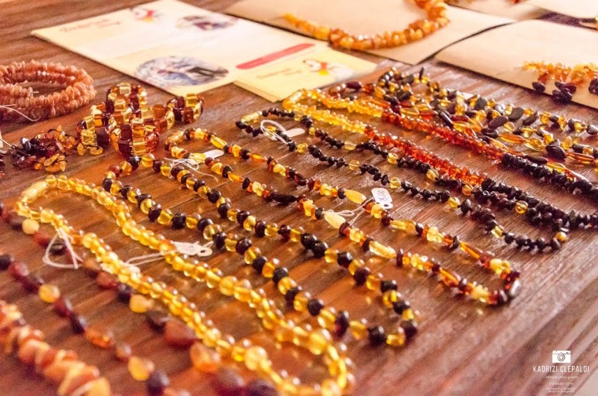 Colar de âmbar benefícios para bebês, crianças e adultos