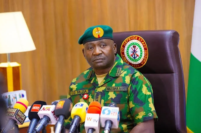 Read more about the article ‎FG To Let Journalists Join Troops During Military Operations