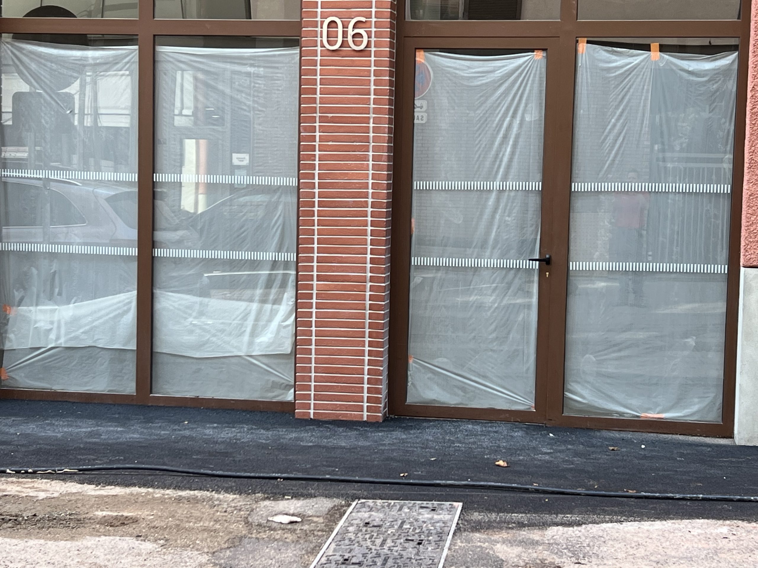Bandes de vigilance personnalisées type “code barre” pour l’entreprise Berrier & Fils.
