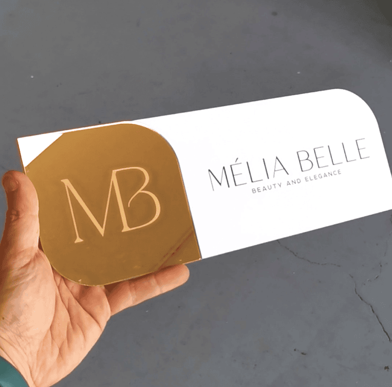 Placa personalizada com logotipo em espelho dourado