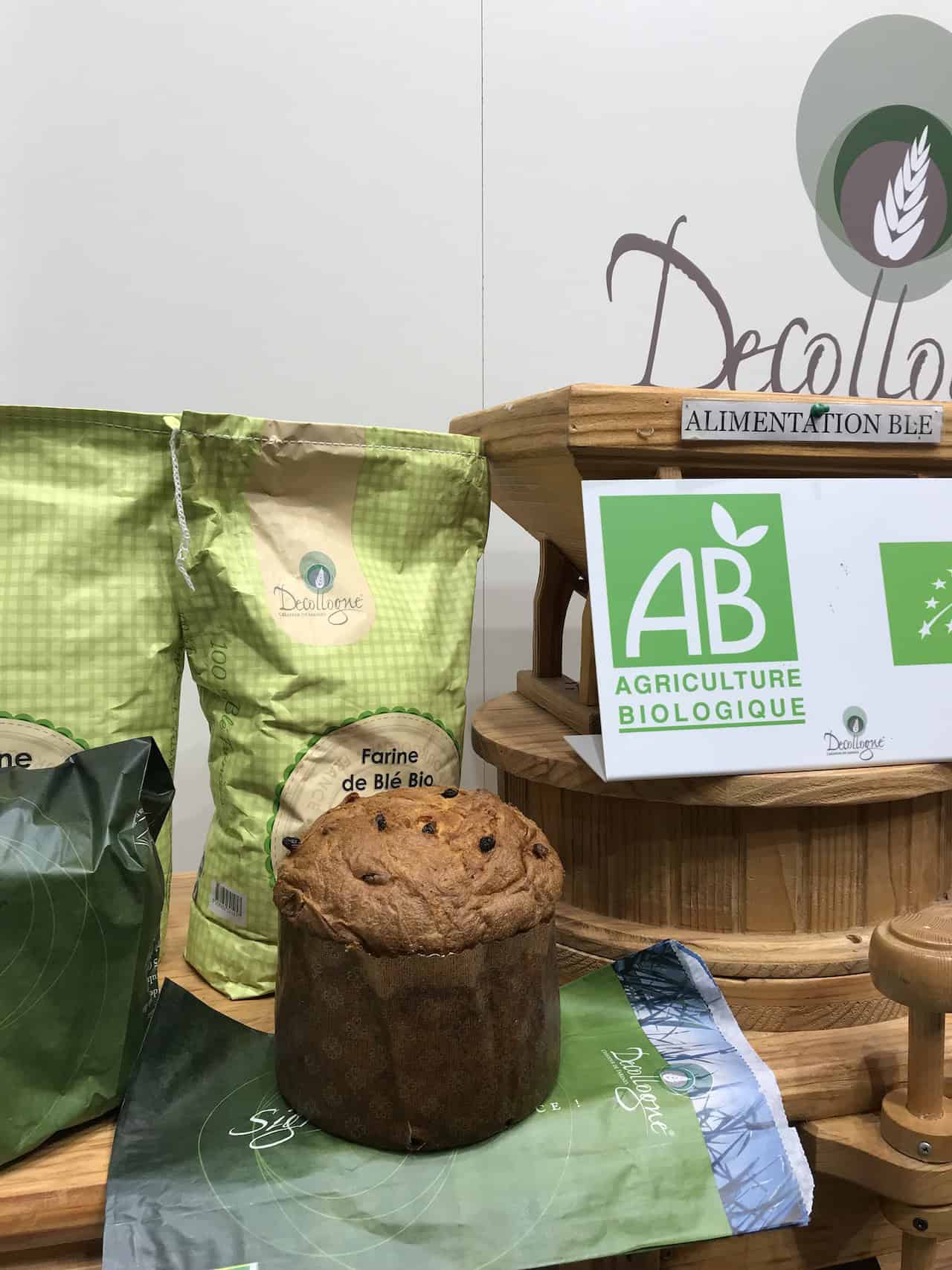 Panettone présenté devant des sacs de farine et le logo Decollogne.