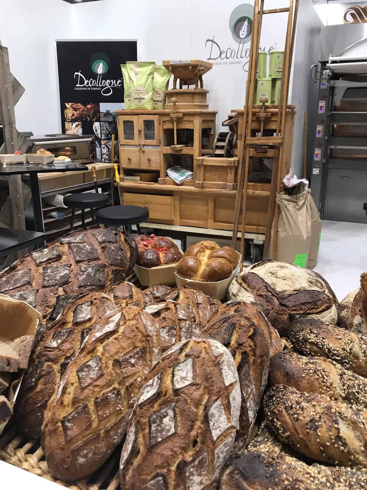 Assortiment de pains présenté sur le stand Decollogne au salon Sirha.