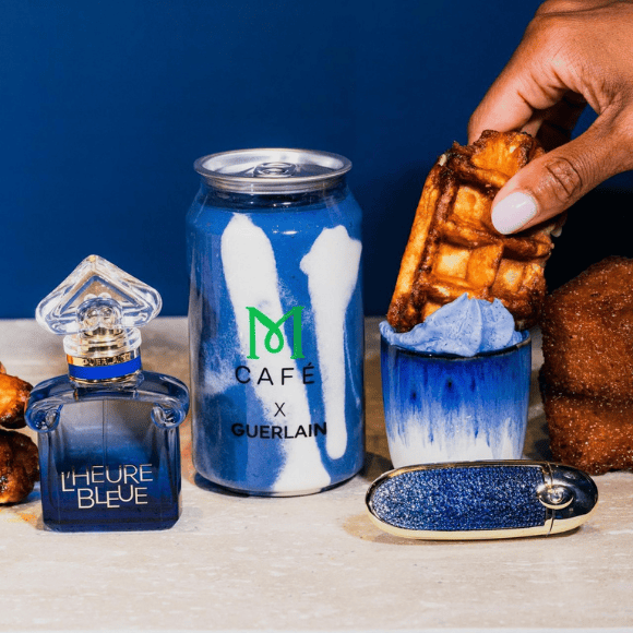 Quand Guerlain transforme L’Heure Bleue en expérience caféinée sur les Champs-Élysées