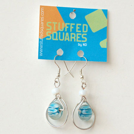 Brincos com contas azuis