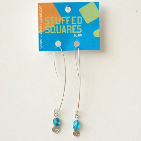 Brincos de prata e contas azuis