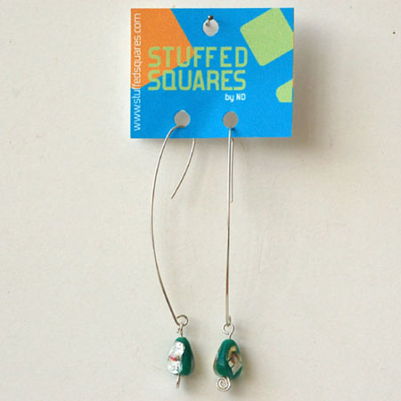 Brincos de prata e conta verde