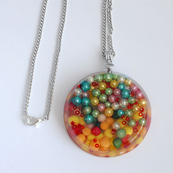 Pendente com bolinhas, sprinkles, missangas e arroz