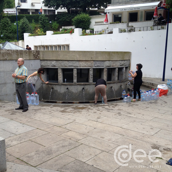 Maralhal a sacar água da fonte com dezenas de garrafões, apesar do aviso