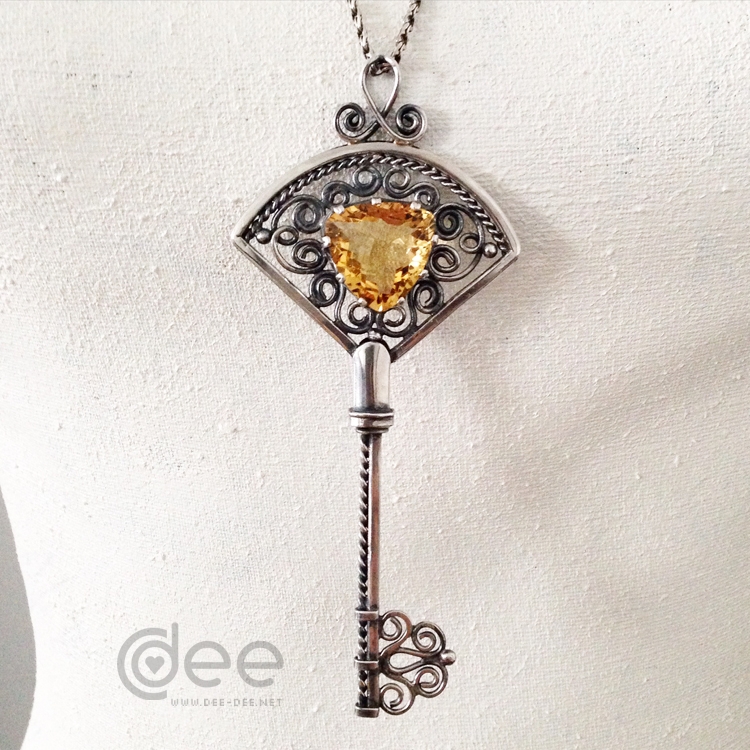 chave de prata e topazio