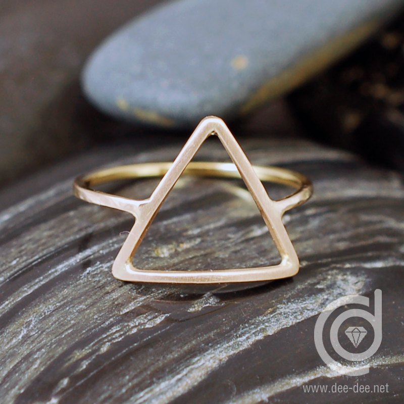 anel triangulo em ouro