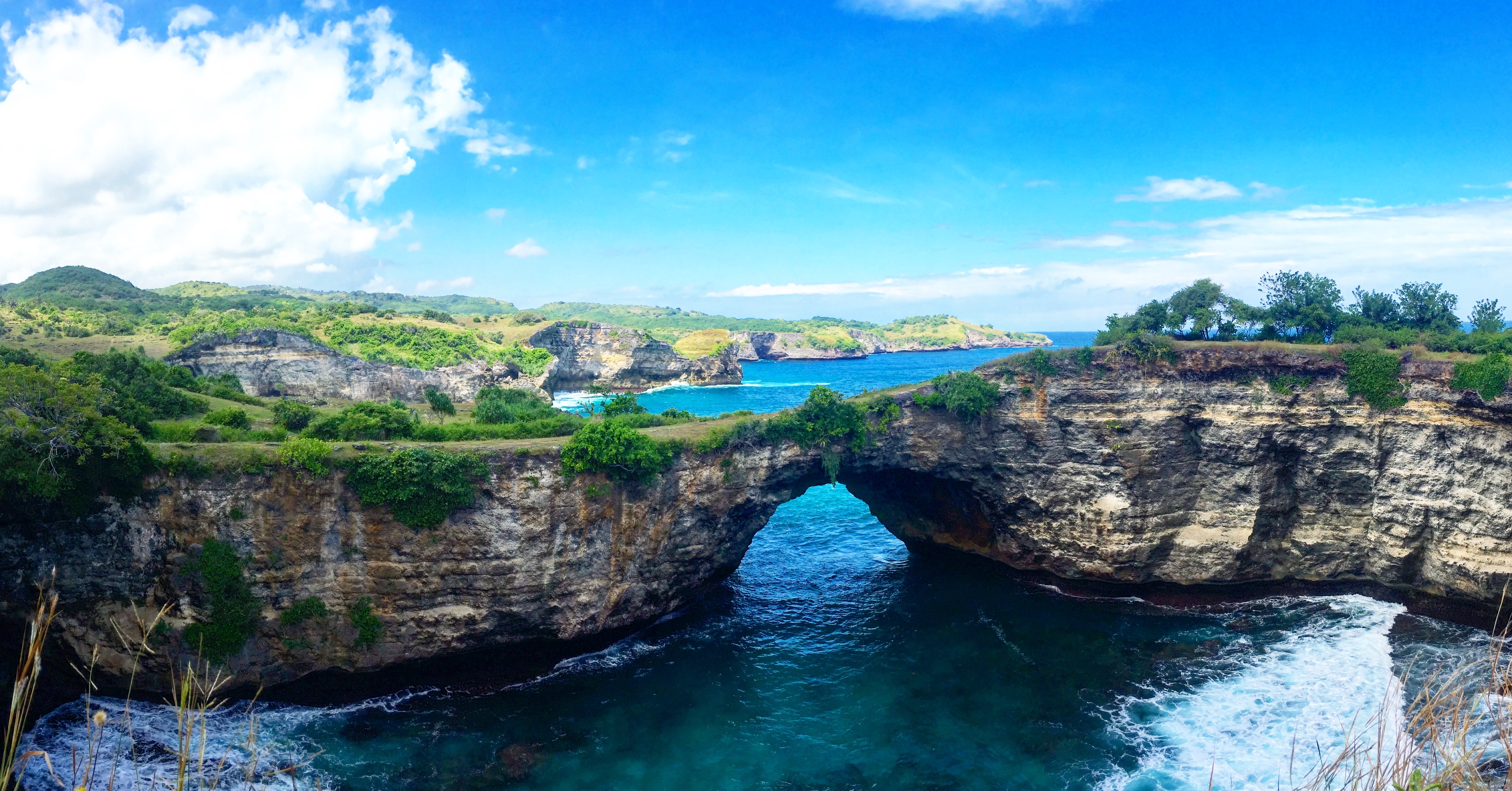 You can walk around over the top of the arch as you walk towards Angel’s Billabong.