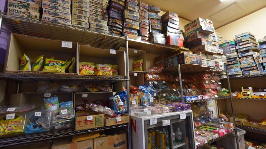 駄菓子屋「田中屋」。大量の貴重なプラモデルに圧倒される!新高根の住宅街にて