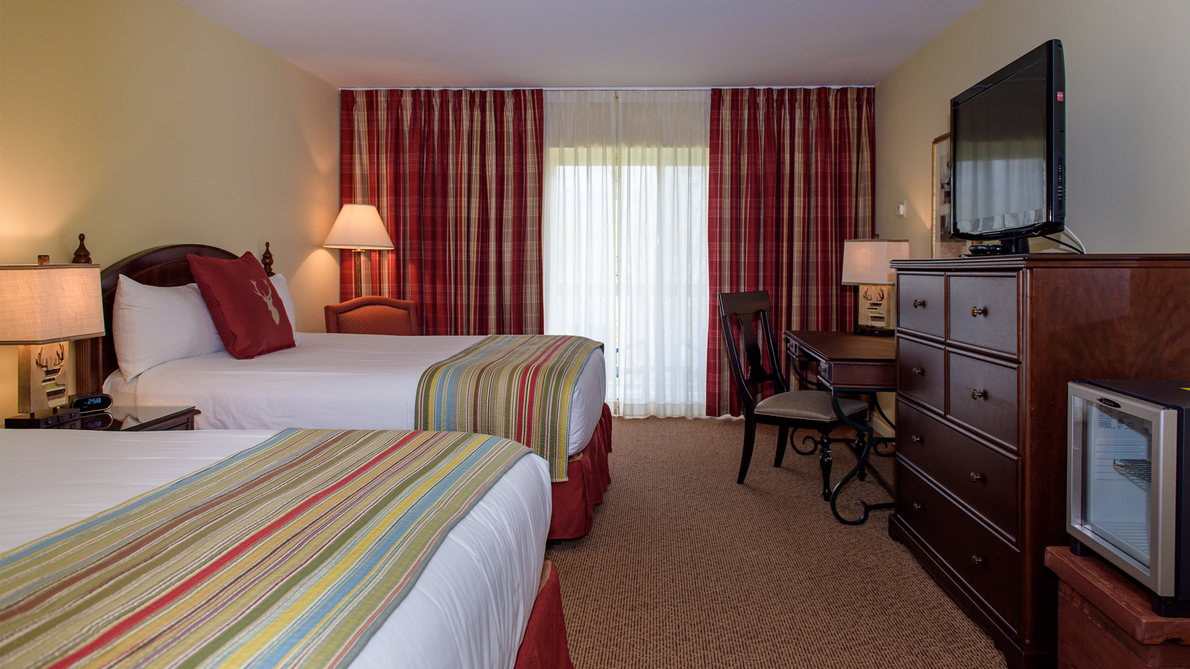 17.11.2021 · a queen bed is large enough to comfortably sleep two people while also leaving space in your bedroom. - Deerhurst Resort - Muskoka