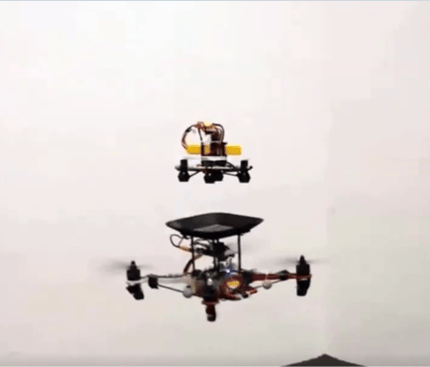 Twee onderscheppingsdrones in een testfaciliteit of hangar