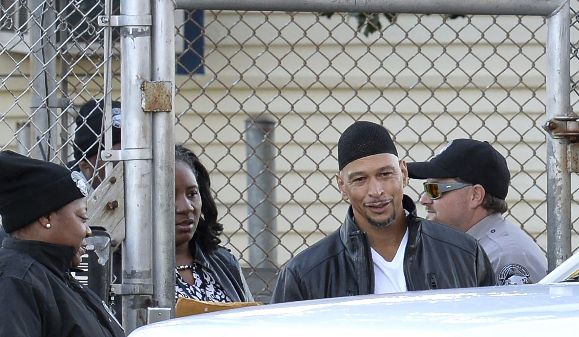 Ex-NFL player out of prison after 18 years for murder plot ...