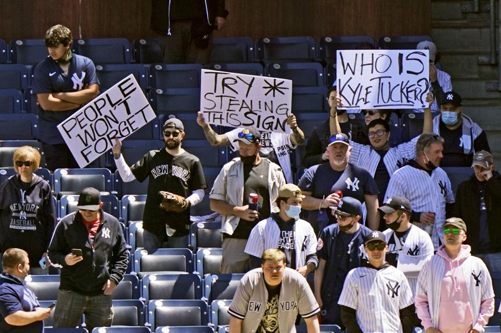 Astros berated in Bronx for 2017 sign-stealing scandal